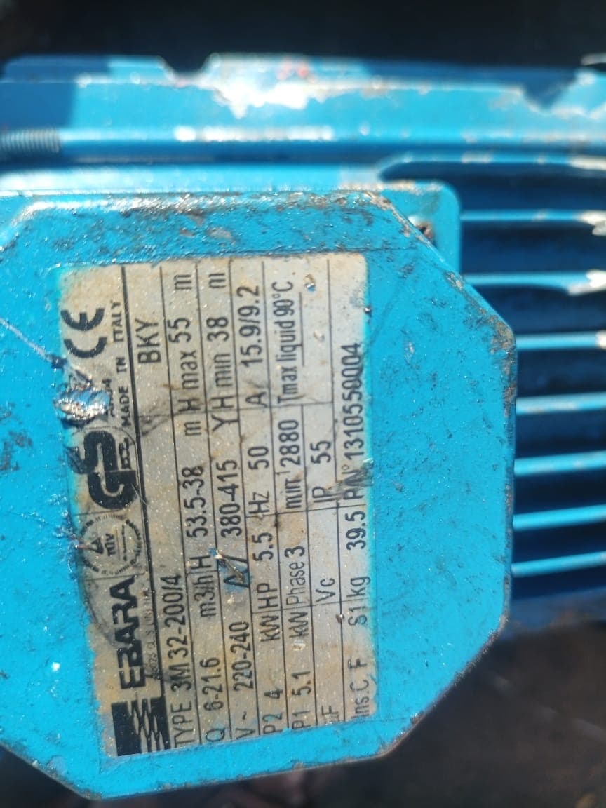 Lesbares Typenschild als Detailfoto einer Industriekomponente