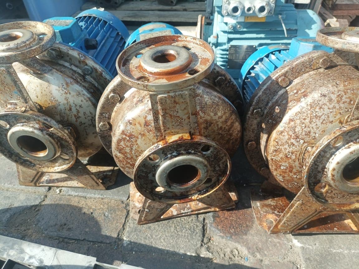 Industrieventile und Armaturen in einer technischen Anlage